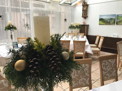 weihnachtlich dekoriertes Hotelrestaurant im Dreikönigshof 